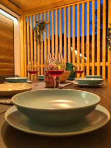 una mesa con un plato y copas de vino. en InnMare Mobile Homes, en Biograd na Moru