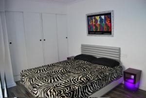 سرير أو أسرّة في غرفة في Ku Apartment