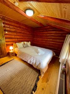 En eller flere senge i et værelse på Cabana Ursu’ Zburator