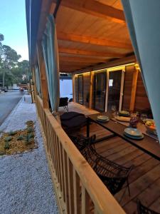 Una terraza de madera con una mesa y sillas. en InnMare Mobile Homes, en Biograd na Moru 48 fotos más