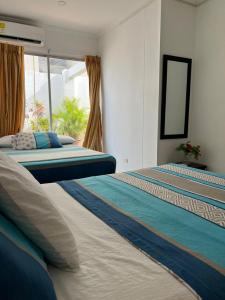 Un pat sau paturi într-o cameră la Apartamentos Playa Rodadero