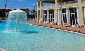 une fontaine au milieu d'une piscine dans l'établissement Ariel Dunes I 2009, à Destin