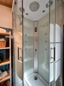 eine Dusche mit Glastür im Bad in der Unterkunft Casa vacanze in versilia in Pietrasanta