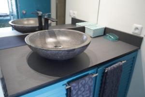 ein Badezimmer mit einem Spülbecken auf der Theke in der Unterkunft Rêve Bleu 711 Marinotel in Le Diamant