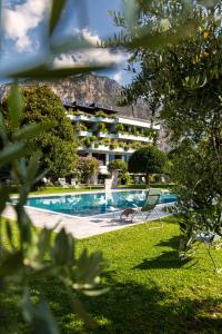 リモーネ・スル・ガルダにあるHotel La Fioritaのスイミングプールと建物のあるリゾート
