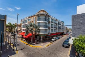 馬薩特蘭的住宿－Gamma Mazatlan The Inn At Centro Historico，街道上方的建筑景