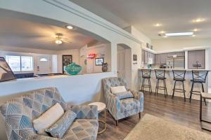 een woonkamer en een keuken met stoelen en een bar bij Lake Havasu Home with EV Charger Near Launch Ramp! in Lake Havasu City