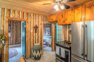 Gallery image of Li'l Ranch - Nature Lovers Retreat TEX MEX Log home in Wiarton
