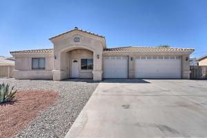una casa grande con garaje en Central Lake Havasu City House Grill and EV Charger, en Lake Havasu City