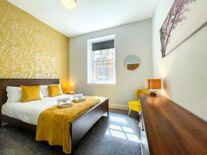 1 dormitorio con cama y escritorio. en Stunning 2 Bed Apt Nr The Royal Mile & The Castle, en Edimburgo