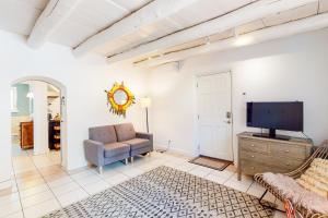 a living room with a tv and a couch at Casita Testoro in Santa Fe