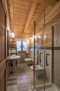 a bathroom with two sinks and two sinks at Chalet Bait del Papi in Madonna di Campiglio