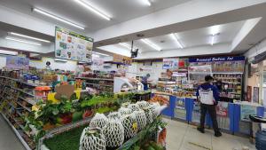 公寓内部或周边的超市或其他商店