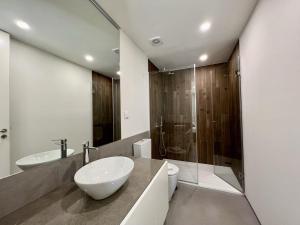 a bathroom with a sink and a toilet and a shower at Faro Design 6 by Homing in Faro