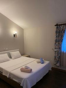 ein Schlafzimmer mit einem Bett mit Handtüchern darauf in der Unterkunft Serenity Bungalow Çamyuva in Ağva