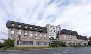 un edificio de oficinas en la esquina de una calle en Wyndham Garden Duesseldorf Mettmann, en Mettmann