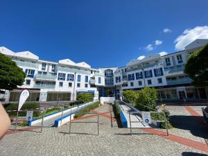 una fila de edificios de apartamentos blancos en una calle en Meehrblick App 215, en Zingst