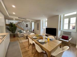 a kitchen and living room with a table and chairs at Faro Design 7 by Homing in Faro