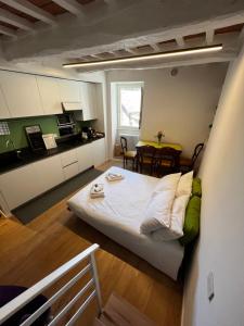 Habitación pequeña con cama y cocina en Dimora Casina dell'abbondanza en Gubbio