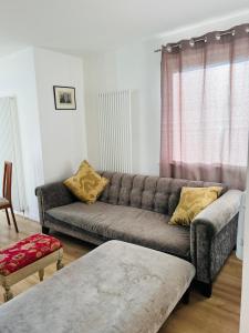 een woonkamer met een bank en een tafel bij FABULOUS 2BED 2BATH Ground Floor SERVICED ACCOMMODATION Near CITY in Edinburgh