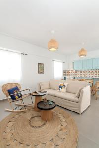 納克索喬拉的住宿－CASA DE SAL，客厅配有沙发和桌子