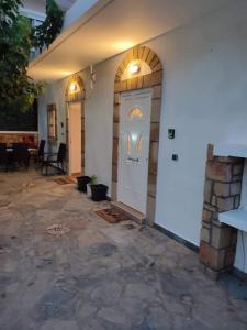 drzwi wejściowe domu z ceglaną ścianą w obiekcie Villa Jimmy, Pilona Village w mieście vlicha