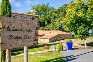 Saint-Paul-en-ParedsにあるLe Mas des Roches proche Puy du Fouの庭付きの家の前の看板