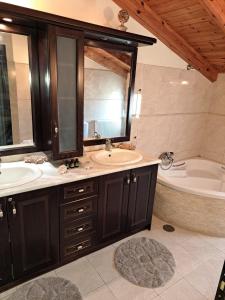 un bagno con vasca, lavandino e un motivo tubermottere di Corfu Maisonette House ad Alepoú Altre 72 foto