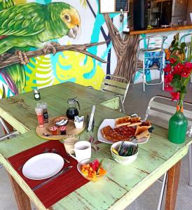 un loro sentado en una mesa con comida. en CASITA COLIBRIS, en Copecito