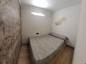 Postel nebo postele na pokoji v ubytování A ESTRENAR PRECIOSOS APARTAMENTOS APARTHOTEL INTER2, NEW APARTMENTS lN APARTHOTEL 12 months open! self check in! RESERVA Garaje!