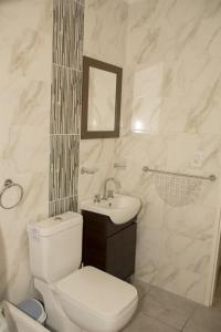 Et badeværelse på Apart Punta Iglesia + 28 billeder