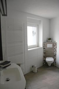 Koupelna v ubytování Gästehaus Nebenan + 24 fotografií