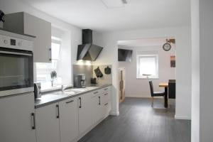 Kuchyň nebo kuchyňský kout v ubytování Gästehaus Nebenan