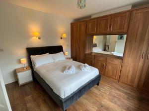 1 dormitorio con 1 cama con 2 toallas en Sandymount House & Garden en Dublín