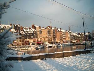 Gallery image of Aux Fontaines Honfleur in Honfleur