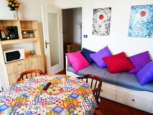 salon ze stołem i kanapą w obiekcie Casa Alessandria w mieście Alessandria