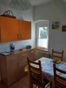 Majoituspaikan Ferienwohnung im Erzgebirge in Gelenau keittiö tai keittotila