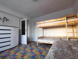 Poschodová posteľ alebo postele v izbe v ubytovaní Ubytovanie Vrabček
