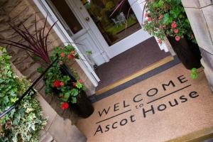 um sinal de boas-vindas na porta da frente de uma casa em Ascot House em Harrogate