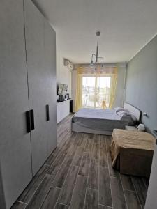 1 dormitorio con cama y ventana grande en Il Piacere en Pineto