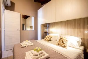 - une chambre avec un grand lit et des serviettes dans l'établissement Etna Sunshine Piedimonte, à Piedimonte Etneo