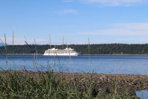 una nave da crociera su un grande bacino d'acqua di Ramada by Wyndham Campbell River a Campbell River