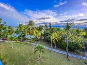 een luchtzicht op een park met palmbomen bij Auberge de la Vieille Tour in Le Gosier