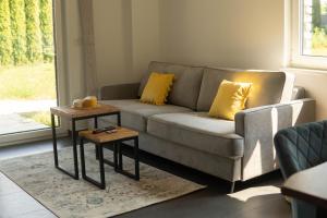 ein Wohnzimmer mit einer Couch und einem Tisch in der Unterkunft Finca Berlin nähe Olympiastadion in Berlin