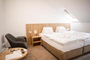 ホルニー・ヴィエストニツェにあるAmenity Penzion Horni Vestoniceのベッドルーム1室(ベッド1台、椅子、デスク付)