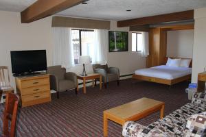 Postel nebo postele na pokoji v ubytování Ramada by Wyndham Campbell River + 37 fotografií