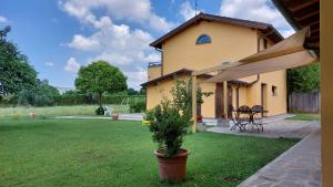 a small house with a patio and an umbrella at Agriturismo La Corte - Viterbo Terme in Viterbo