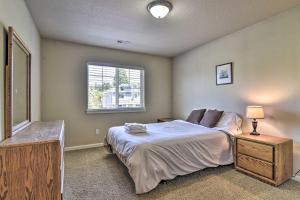 En eller flere senge i et værelse på Charming Portland Home with Yard 9 Mi to Downtown!
