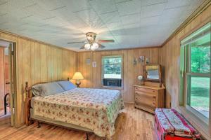 Gallery image of Charming Cabin Retreat Creek Access On-Site! in Hot Springs