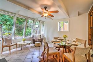een woonkamer met een plafondventilator en een tafel en stoelen bij Cañon City Casa with Spacious, Private Yard! in Canon City